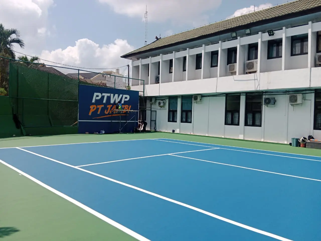 Rehab Lapangan Tenis Pengadilan Tinggi Jambi